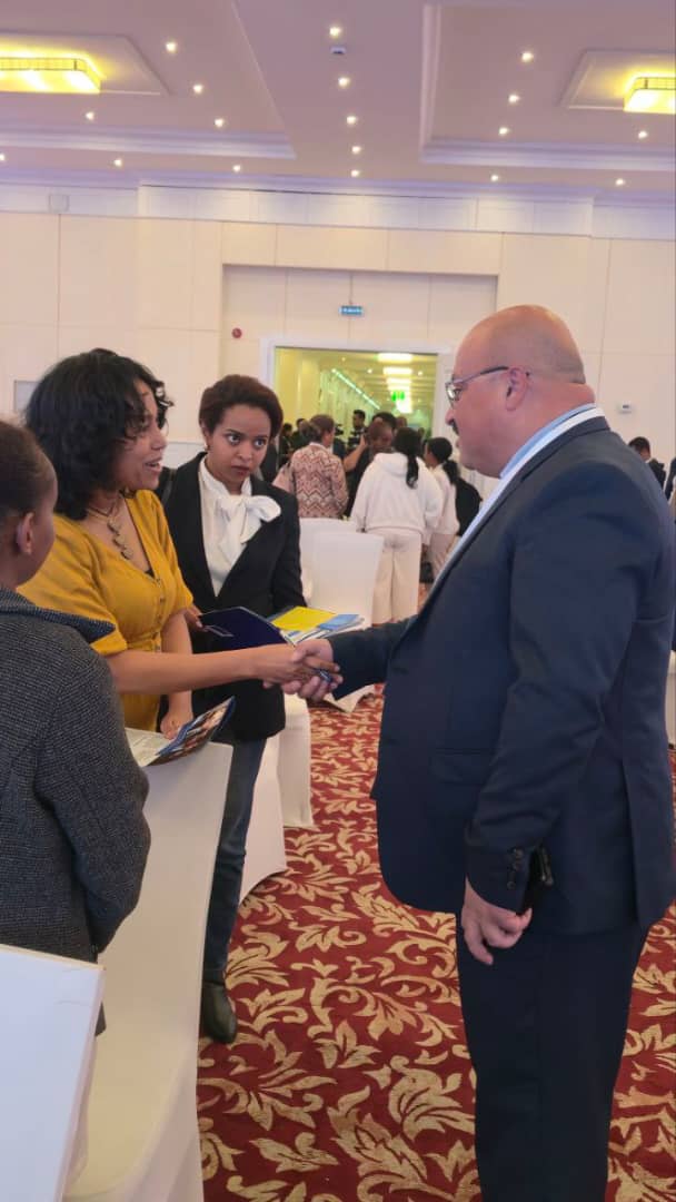 አባል ምርቶቿን ስታሳይ